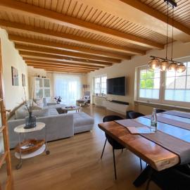 Mosel FeWo Sonnenlay mit Terrasse für Familien Gruppen, хотел в Браунеберг