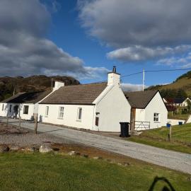 Loch Long Cottage, Dornie - 5 nights minimum stay, מלון בBundalloch