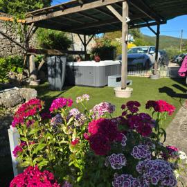 Gîte SPA Piscine Cévennes: Saint-André-de-Majencoules şehrinde bir otel