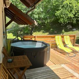Green Breeze - Private Hot Tub Retreat, hotel u gradu Žalec