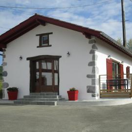 Maisonnette indépendante pour 4 personnes - PMR, hotell i Isturits
