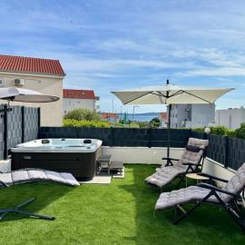 Modern apartment with jacuzzi "Sunny Home" – hotel w mieście Kaštela