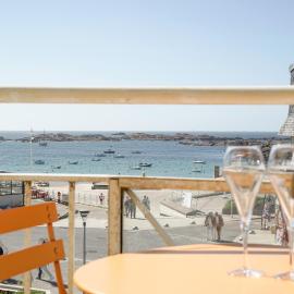 Appartement balcon vue mer - 50m de la plage - Confort et moderne - 70m2 - 4 pers, hotel a Trégastel