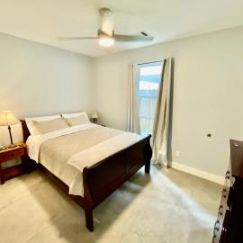 EADO Essentials Suite with Fridge, Microwave, WiFi and AC, hotel in Houston