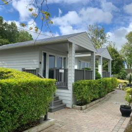 The Boatyard Glamping Lodges-Birchwood & Fairline Lodges, hotel in Killyhevlin
