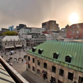 Spacious two stories condo in old port free parking, Hotel in Montreal