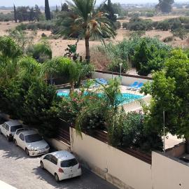 Superior 1 bed apartment in Oroklini with Communal Pool, hotel v destinácii Voroklini