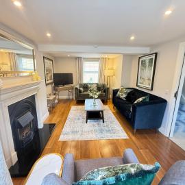 Luxury 2 Bedroom Townhouse - Town Centre 3 minute walk -Free parking -WiFi, hotel v mestu Killarney