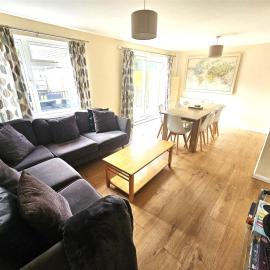 Cosy detached lodge, dog & child friendly with shared pools