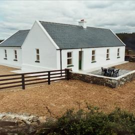 Private house in scenic location sleeping 8 people, hotel v mestu Ennis