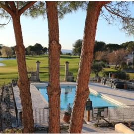 Appartement de charme sur le domaine de Pont Royal à Mallemort, en rez-de-jardin avec terrasse & piscine et vue sur le Golf