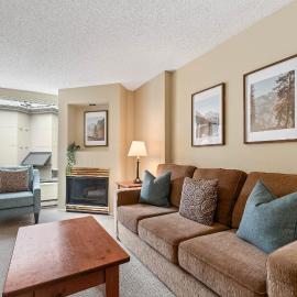 1BR and Sofabed in Marquise, Close to Ski Hill, Fireplace, Hot Tub and Sauna, Gym, hotel din Whistler