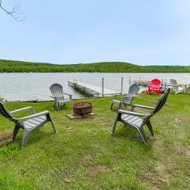Walk to Lake! Home w/ Private Dock in Alpine, hotel in Alpine