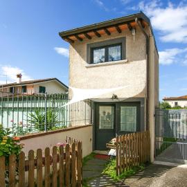 Awesome Home In Querceta With Wifi, hotel a Querceta