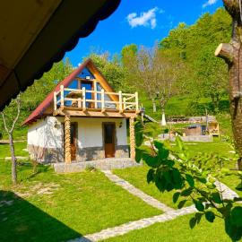 Cabană tip A Wild Glamping Cornereva, hotel a Cornereva