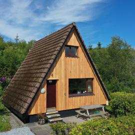 1 Bedroom Cabin with Mountain & Loch Views - Quiet Location between Glencoe & Ben Nevis