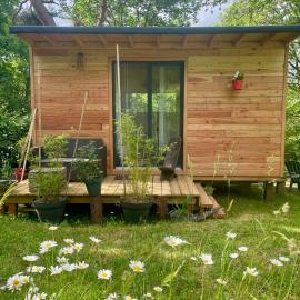 Ti'Nid, cabane chaleureuse plongée dans la nature, hotel in Montignac