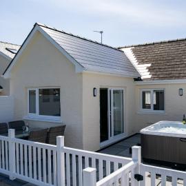 Bramble Cottage - Dog Friendly Cottage Hot Tub, Hotel in Begelly