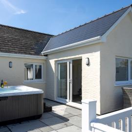 Fern Cottage - Dog Friendly Cottage with Hot Tub, Hotel in Begelly