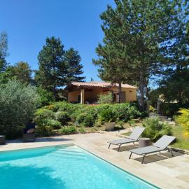 Proche Uzès petit gîte avec grande cuisine d'été et piscine