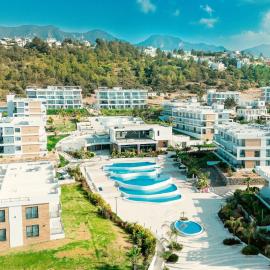 Caesar Cliff Holiday Apartments, hotel a Trikomo