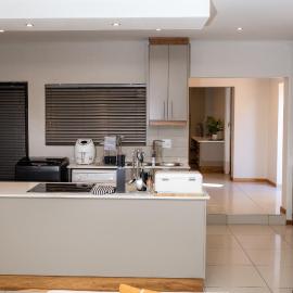 Complete Modern 3-Bedroom Home En-suite Near Mall & Major Attractions
