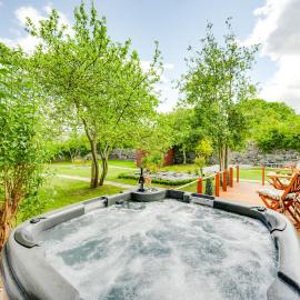 The Garden Cottage with Hot Tub, hotel en Portsoy
