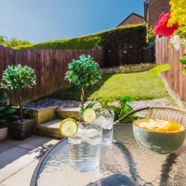 Quiet & Stylish 2-Bed House with Garden & Free Parking, hotel a Cwmbran