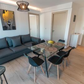 Laura City Apartments by the Sea, hotel em Lampi