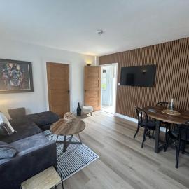The Hideaway - 2-Bedroom Apartment with outdoor terrace & free parking