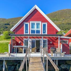 Beautiful Home In Gursken With Harbor View – hotel w mieście Larsnes