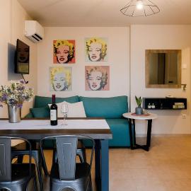 Urban Living, Minicasa Nomad - Kalamata's Hideaway, hotel v mestu Akovítika