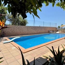 Villa Paraiso - mit riesigem Traumpool, hotel in Vidreres