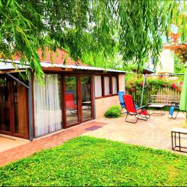 House & Yard Sesil M 110m to beach Kaprovani