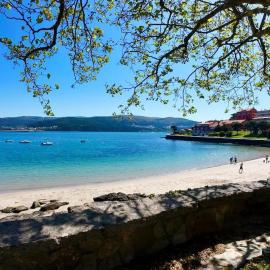 Apartamento con jardín cerca de la playa en Corcubión, hotel in Corcubión