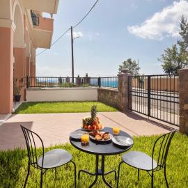 Casa del Mar-Mon Repos Beachfront Apt near Corfu Town & Airport, Hotel in Anemómylos