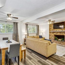 Near Downtown Beach House&Apt - Woodland Escape
