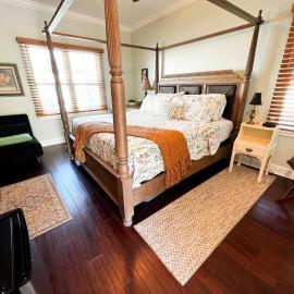 King Suite at The Hummingbird Inn, 1888 Carriage House, Free Parking, Unit B, hotel in Savannah