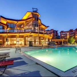 Kelowna family-friendly lake & Mountain view Luxury condo with AC, pool, Hot tub, near winery and shopping center، فندق في West Kelowna