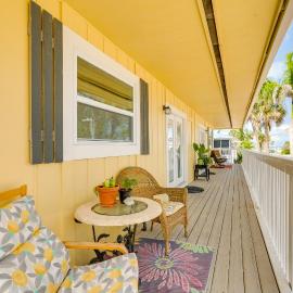 Steps to Shore: Sunny Fort Myers Beach Escape!, hotel in Fort Myers Beach