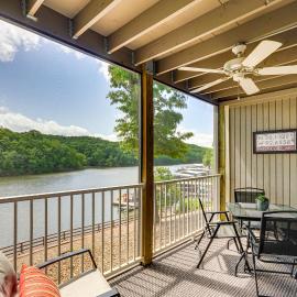 Viesnīca Lake & Pool Access: Lazy Days Condo w/ Balcony! pilsētā Oseidžbīča