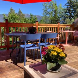 Historic Glacier Getaway with Spectacular Views-20mins to Glacier National Park-10mins to airport and walkable to downtown!, hotel en Columbia Falls