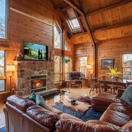 Viesnīca Rustic Ridge Log Cabin: Hot Tub, Games, Views! pilsētā Mauntpokono