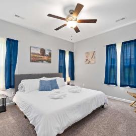 Minutes from Downtown - The Comfy Navy Nestler
