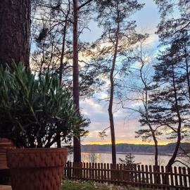 Zakątek Wdzydze -domek nr 7 w pierwszej linii od jeziora, Hotel in Borsk