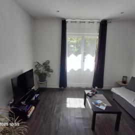 Appartement "les tournesols" 1er étage 2ch avec parking à Lurs, hotell i Lurs