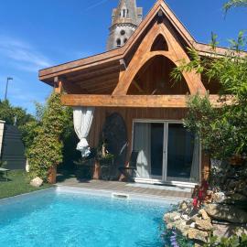 Chalet Atypique avec Piscine Chauffée