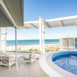 Coastal Penthouse 3BR Luxe Living Over Kirra Beach