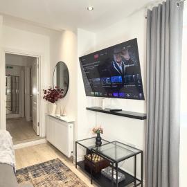 'The Elegant Comfort' - A Stunning Luxury 2-Bed Flat with Private Garden & Patio - Free Parking