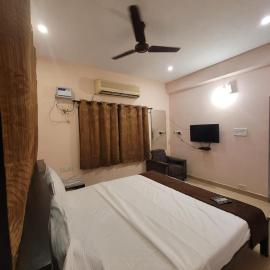 Five stones By Earth Hotel Vadapalani, hotel in Chennai